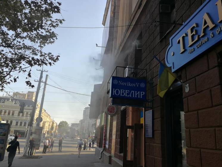 В Днипре возник пожар в здании с КП "Бла…