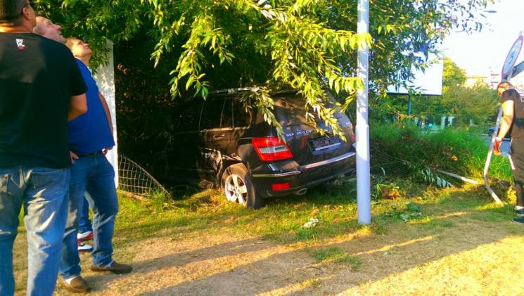 ДТП в Ужгороді: Mercedes злетів з дороги…