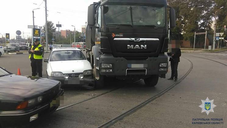 На Салтівці водій Opel заїхав під вантаж…