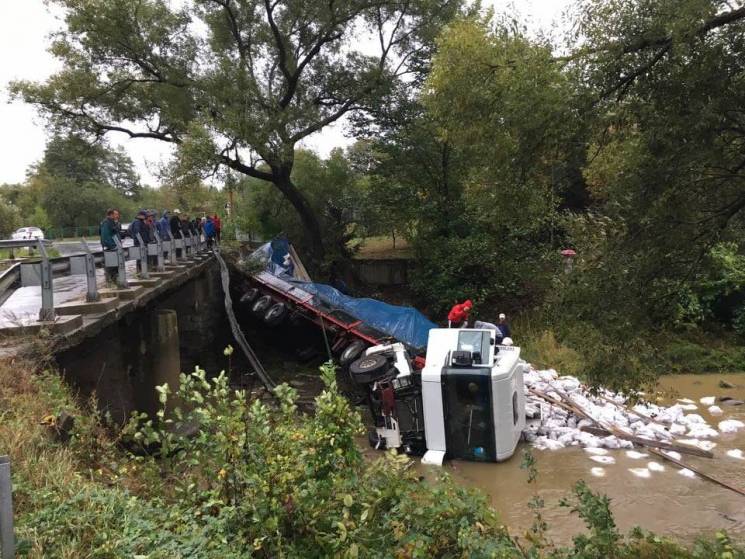 На Свалявщині вантажівка злетіла з мосту…