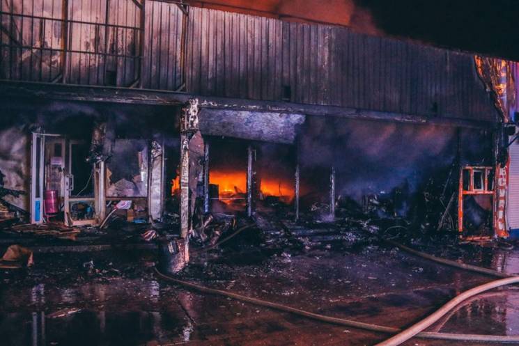 В Киеве почти полностью сгорел рынок на…