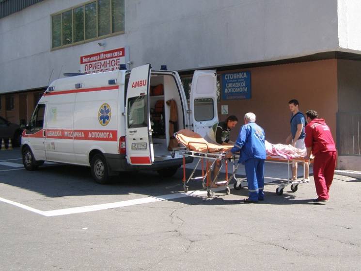 В больнице Днипра спасают раненного взры…