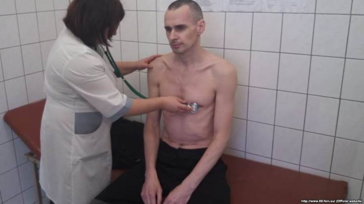 Російські тюремники показали фото Сенцов…