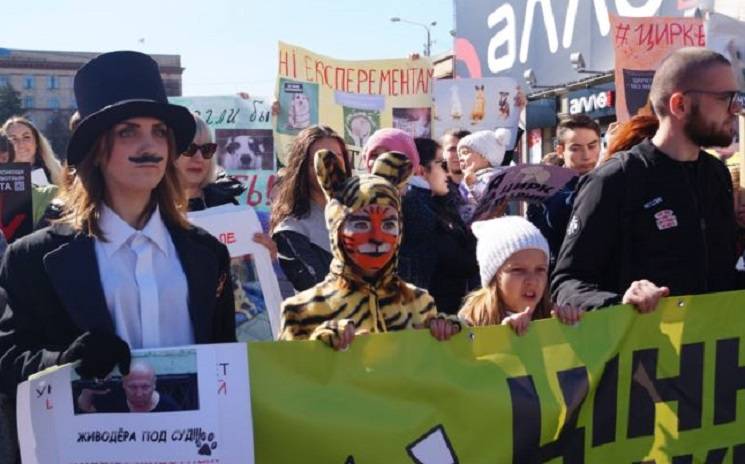 Центром Днипра прошел марш в защиту прав…