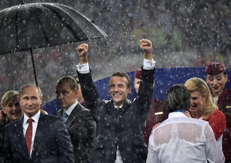 Путін під парасолею на фіналу чемпіонату футболу